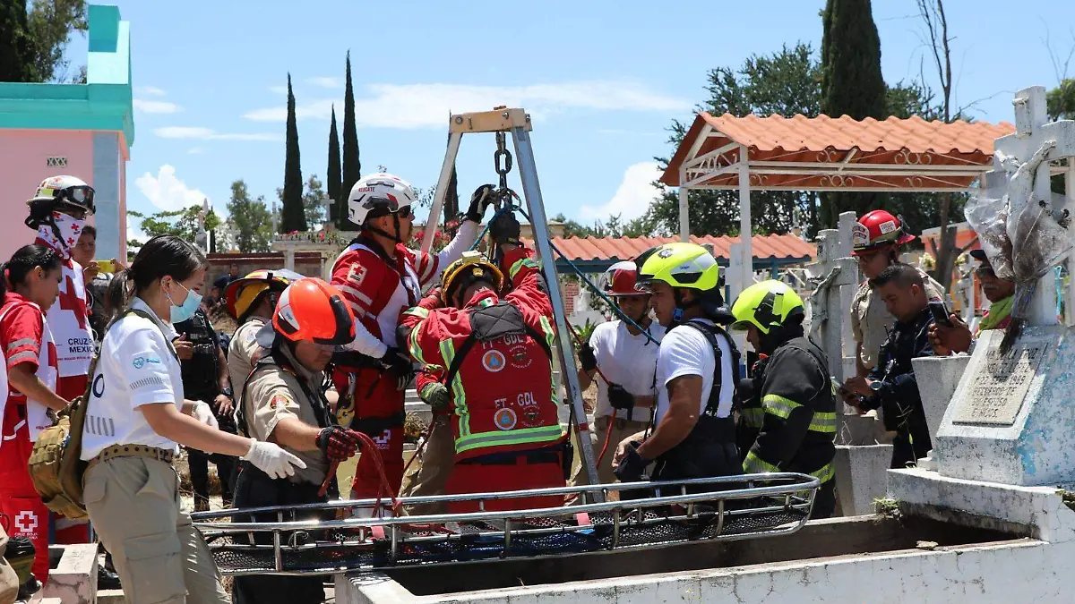 Rescatan a joven que cayó en una cripta de 5 metros de profundidad